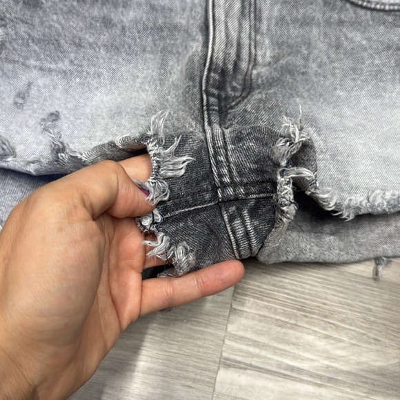 Zara Gray Frayed Jean Shorts size 4 - Picture 4 of 8